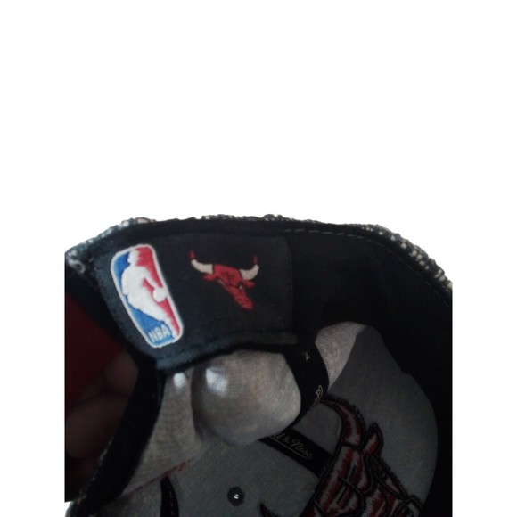 Men's Chicago Bulls Gray Nose Snapback Hat - Picture 9 of 16